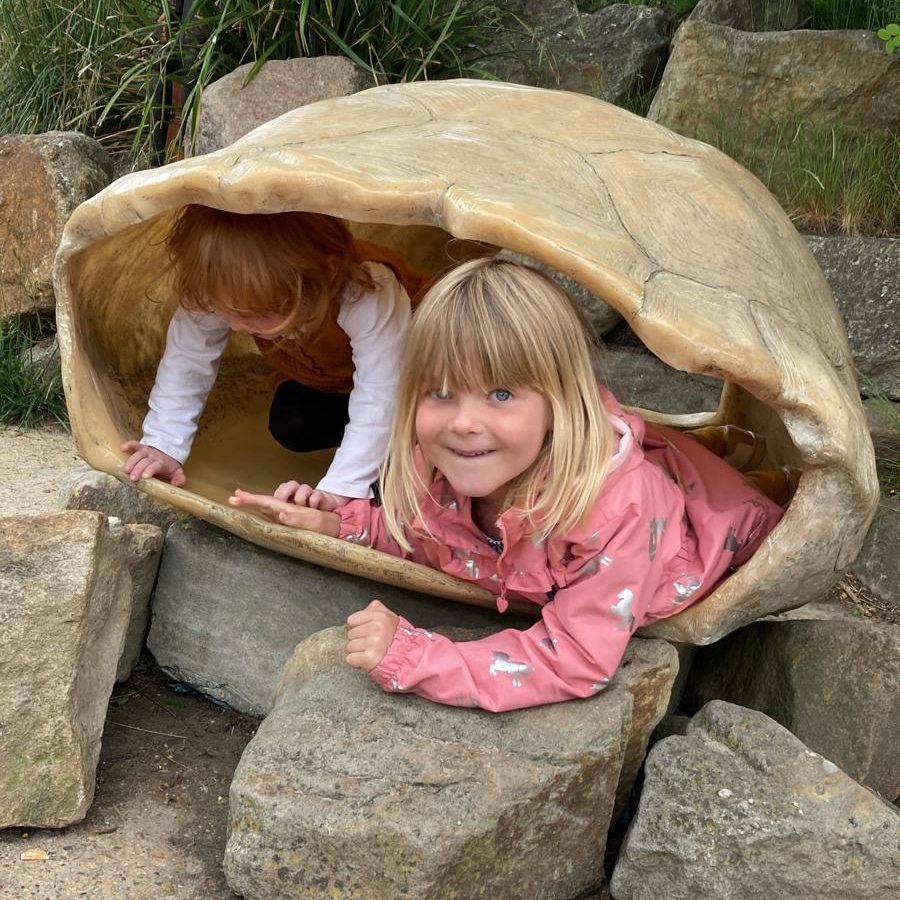 Vera en Addelynn in een schildpadschild